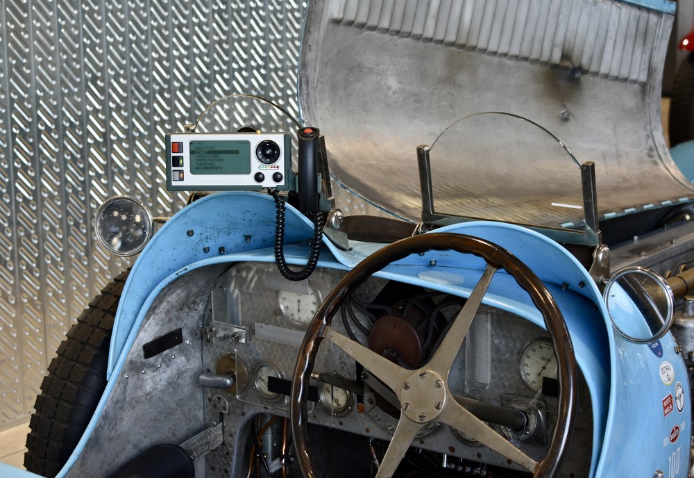 Strumento ZERO.3 per la regolarità montato sul cruscotto di una Bugatti d’epoca.